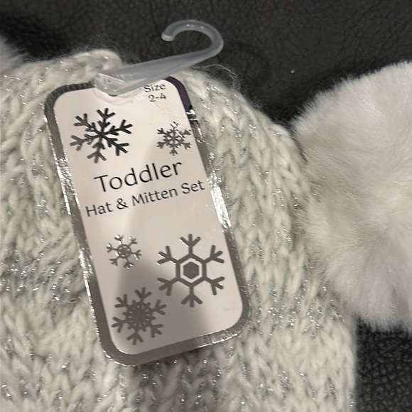 Brand new hat and gloves set - Picture 4 of 4